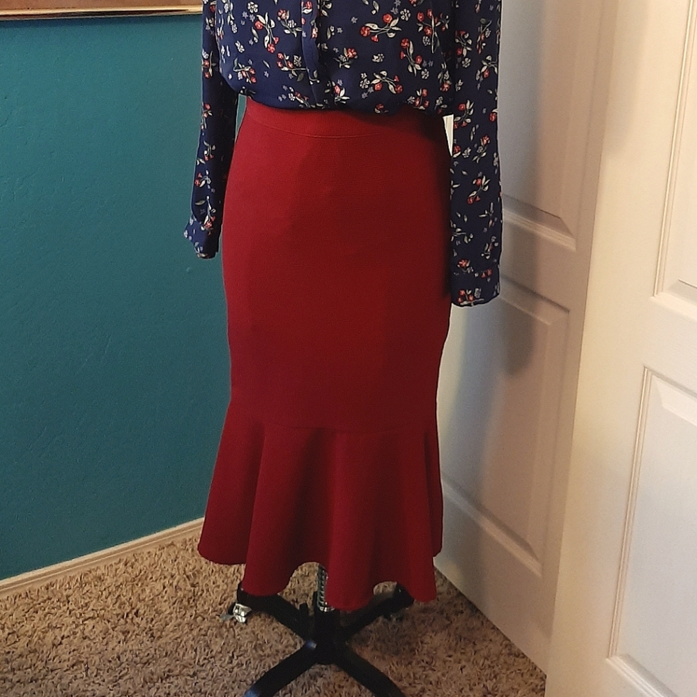 EUC "Who What Wear" wine color mermaid/fishtail skirt, 100% poly, size 10